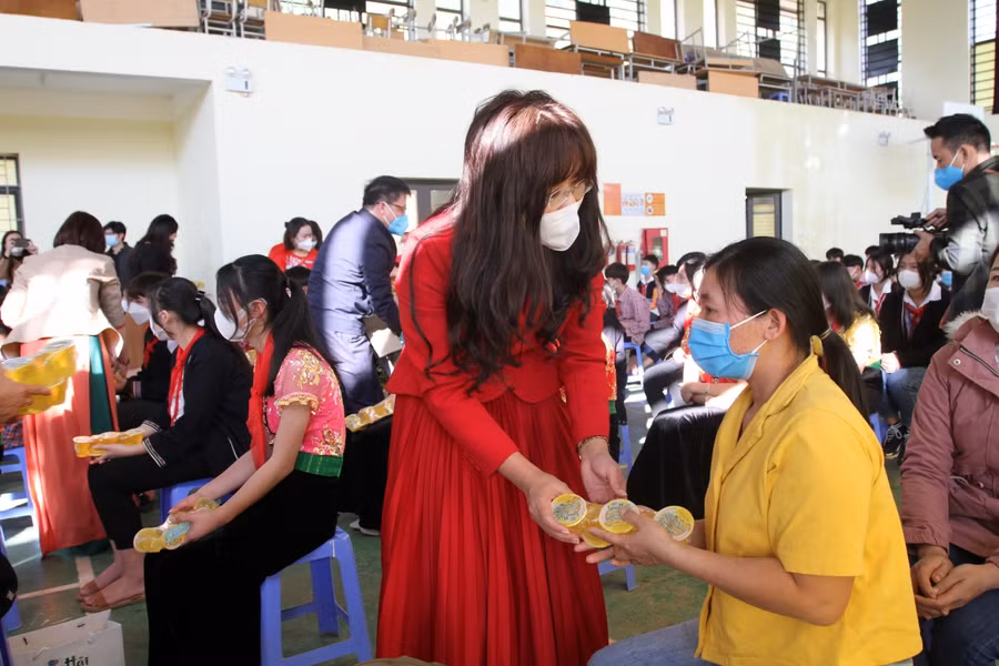 Nhà tài trợ Nasaco tặng quà cho thầy cô giáo và học sinh.