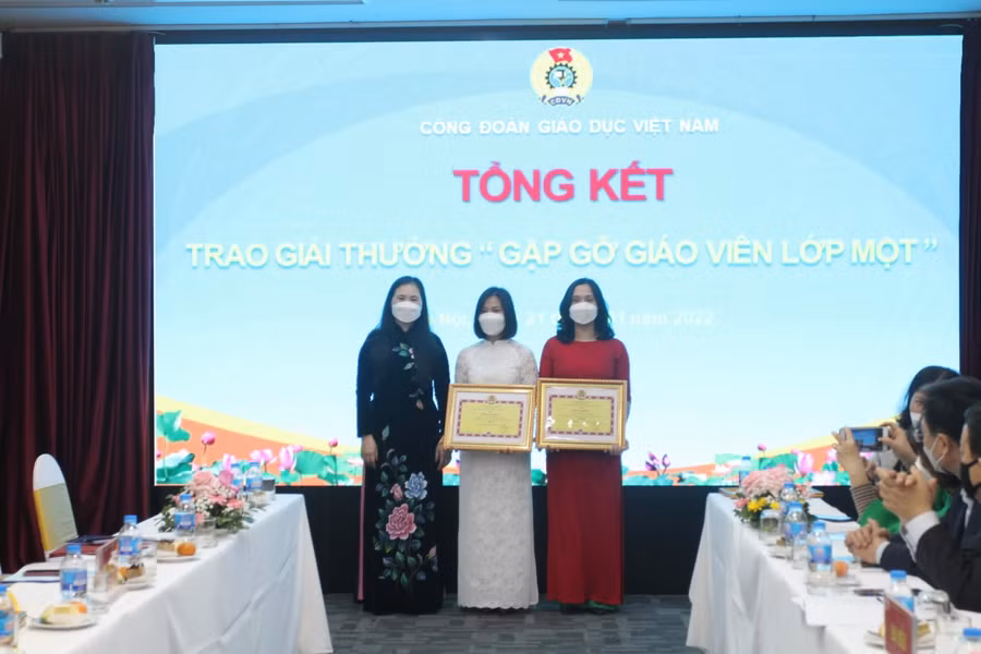 Các giáo viên nhận giải Ba