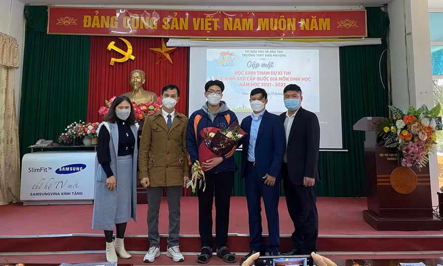 Trường THPT Đan Phượng chúc mừng em Nguyễn Đăng Ngọc Bảo- học sinh lớp 12A1 lọt vào đội tuyển học sinh giỏi thành phố môn Sinh học