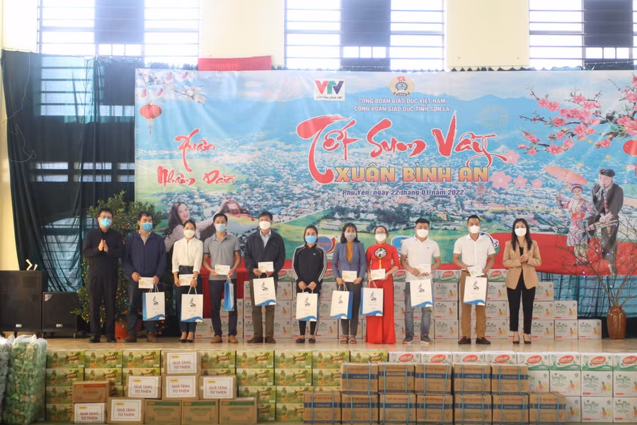 Chủ tịch Công đoàn Giáo dục Việt Nam Nguyễn Ngọc Ân trao quà cho các thầy cô giáo.