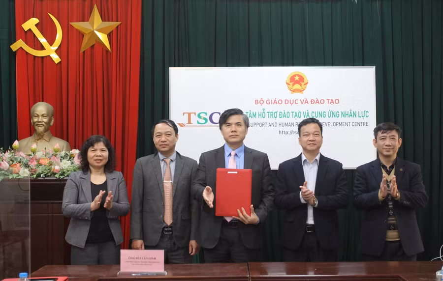 Ông Bùi Văn Linh- Giám đốc Trung tâm Hỗ trợ đào tạo và Cung ứng nhân lực chủ trì lễ ký kết tại điểm cầu Hà Nội