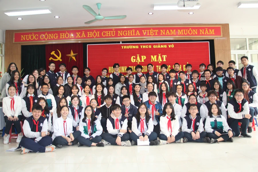 Đội tuyển học sinh giỏi trường THCS Giảng Võ tham gia kỳ thi học sinh giỏi các môn văn hóa và khoa học lớp 9 cấp thành phố.