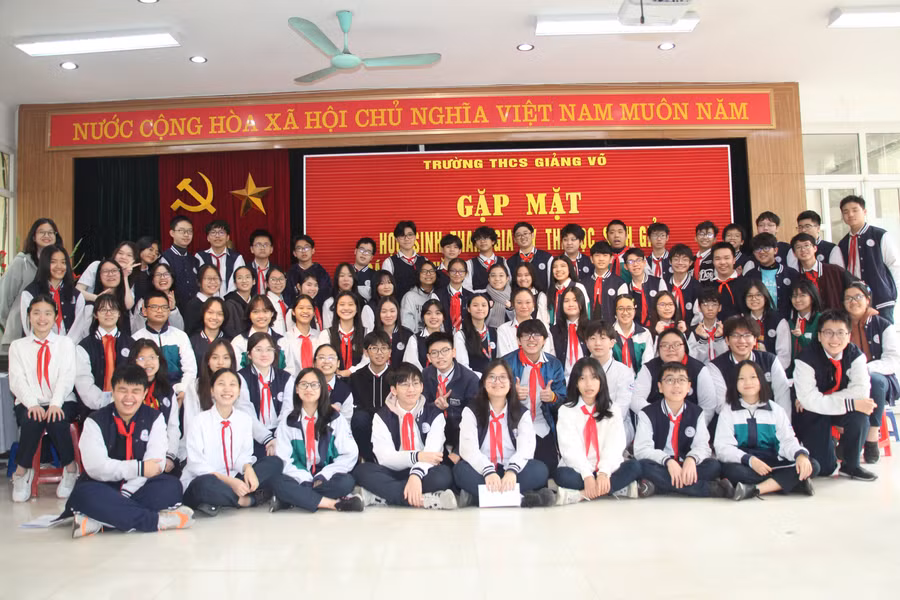 Đội tuyển học sinh giỏi trường THCS Giảng Võ tham gia kỳ thi học sinh giỏi các môn văn hóa và khoa học lớp 9 cấp thành phố.