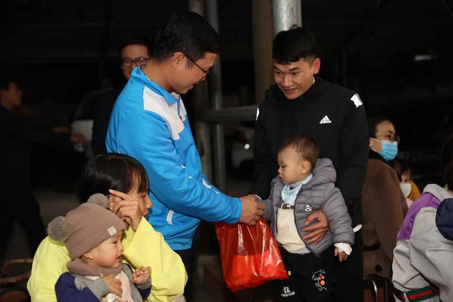 Ban tổ chức chương trình “Xuân yêu thương - Cùng Bệnh nhân đón Tết” tặng quà cho trẻ em.