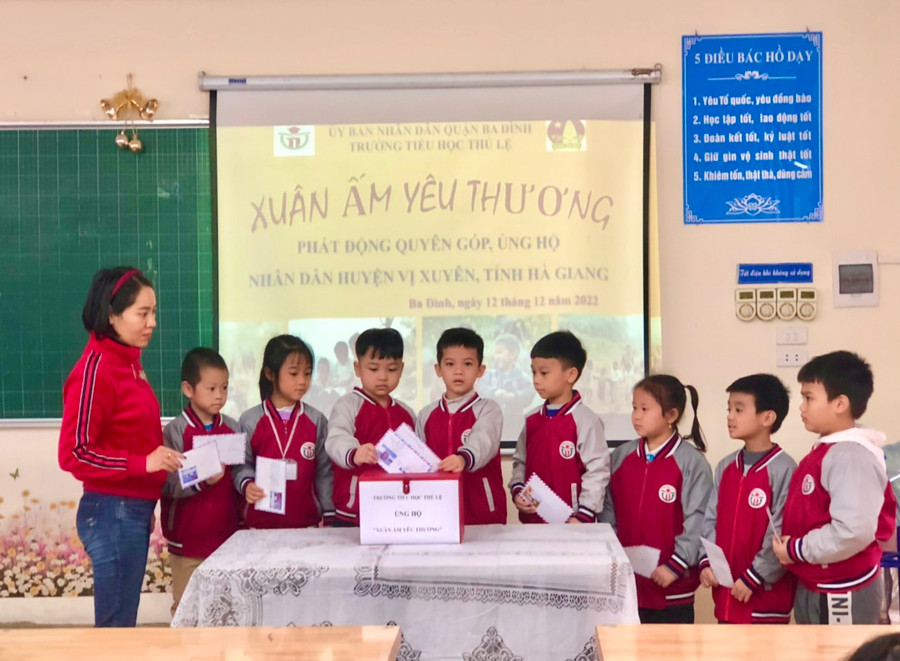 Học sinh quận Ba Đình lan tỏa yêu thương với học sinh có hoàn cảnh khó khăn thông qua chương trình "Xuân ấm yêu thương". Học sinh quận Ba Đình lan tỏa yêu thương với học sinh có hoàn cảnh khó khăn thông qua chương trình "Xuân ấm yêu thương".