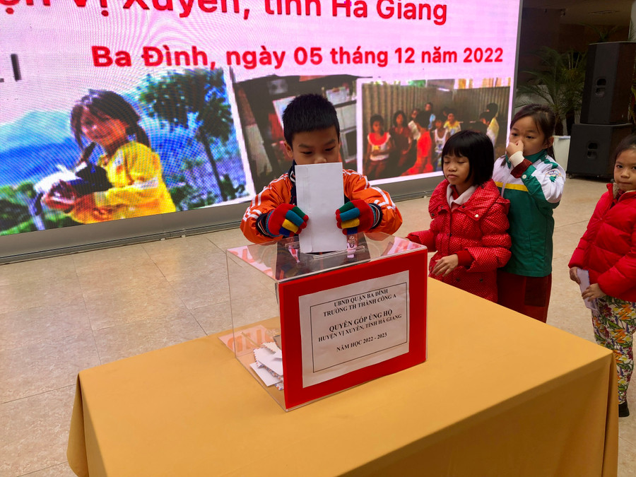 Học sinh Trường Tiểu học Thành Công A tham gia ủng hộ chương trình "Xuân ấm yêu thương". Học sinh Trường Tiểu học Thành Công A tham gia ủng hộ chương trình "Xuân ấm yêu thương".