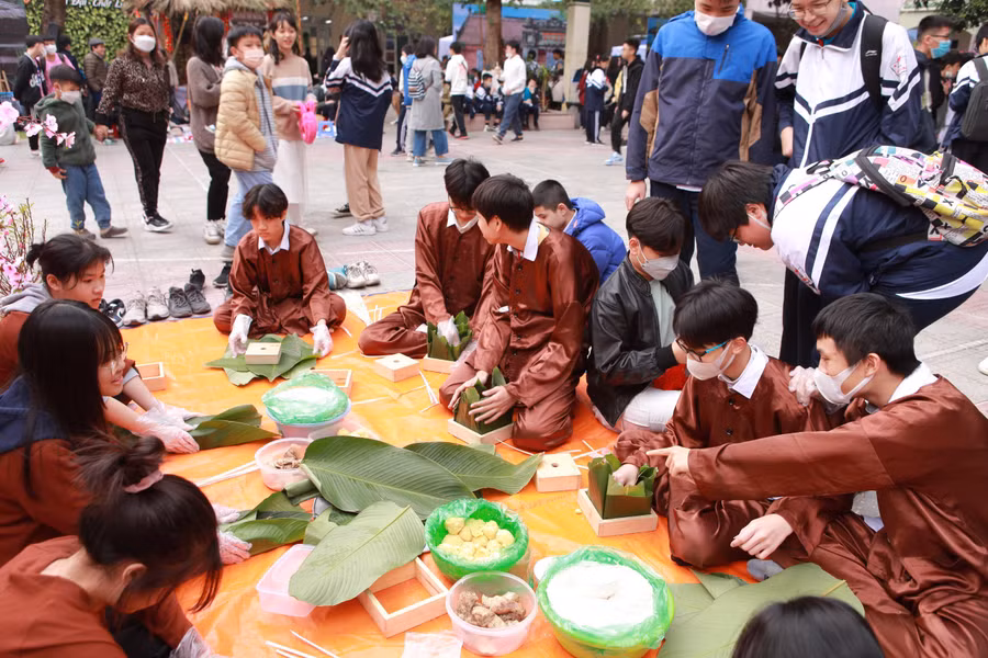 Học sinh trường THCS Thăng Long thể hiện tài năng gói bánh Tết.