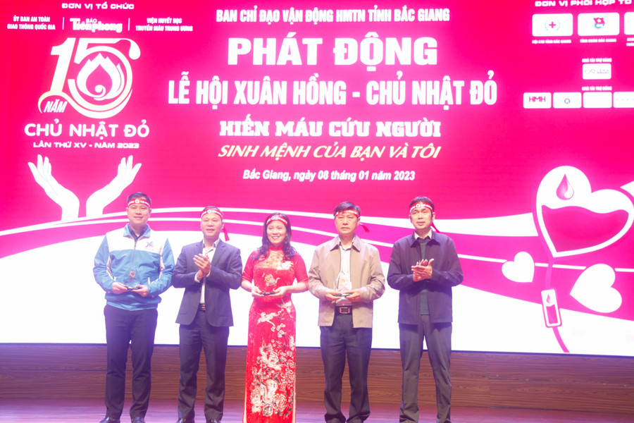 Đại diện lãnh đạo UBND tỉnh Bắc Giang phát động Lễ hội Xuân hồng - Chủ nhật đỏ. 