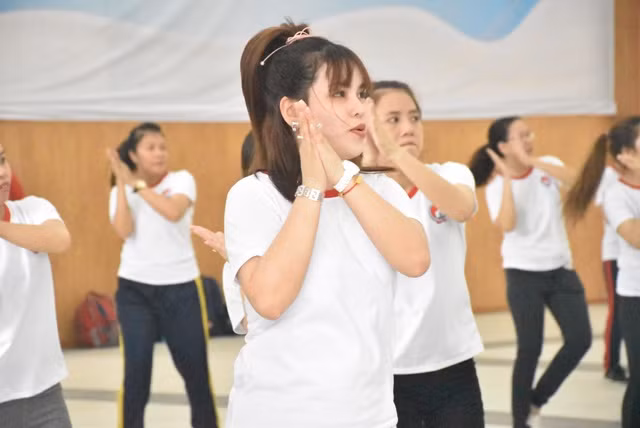 Các giáo viên mầm non cùng thực hiện những động tác khởi động