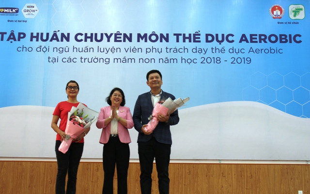 Bà Bùi Thị Diễm Thu – Phó Giám đốc Sở GD&ĐT TPHCM tặng hoa cám ơn Ban tổ chức chương trình Bà Bùi Thị Diễm Thu – Phó Giám đốc Sở GD&ĐT TPHCM tặng hoa cám ơn Ban tổ chức chương trình