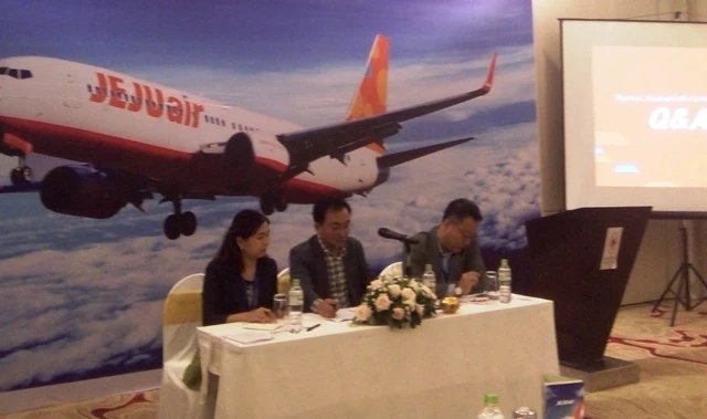 Ông Seong Jin Yang (giữa) - Giám đốc truyền thông của Jeju Air tại Việt Nam tại cuộc họp báo ngày 15/11/2018