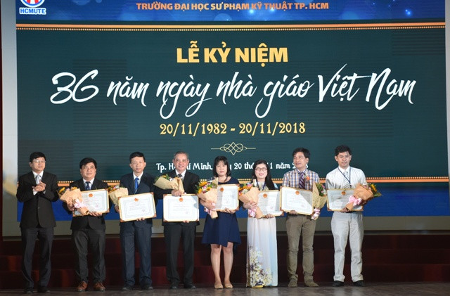 Lãnh đạo trường tuyên dương các tập thể, cá nhân xuất sắc