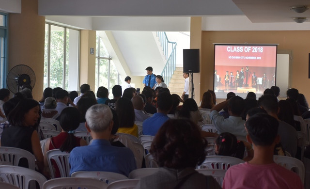 Nhà trường bố trí màn hình bên ngoài để gia đình SV tốt nghiệp có thể theo dõi trực tiếp buổi lễ Nhà trường bố trí màn hình bên ngoài để gia đình SV tốt nghiệp có thể theo dõi trực tiếp buổi lễ