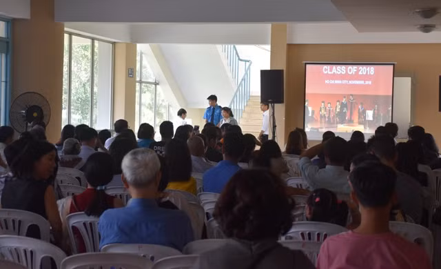 Nhà trường bố trí màn hình bên ngoài để gia đình SV tốt nghiệp có thể theo dõi trực tiếp buổi lễ