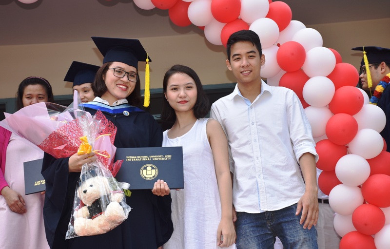 Các tân cử nhân, tân kỹ sư tranh thủ lưu lại những bức hình cùng người thân Các tân cử nhân, tân kỹ sư tranh thủ lưu lại những bức hình cùng người thân