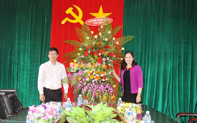 Phó Chủ tịch UBND tỉnh Tôn Thị Ngọc Hạnh thăm, tặng hoa chúc mừng Trường Chính trị tỉnh Đắk Nông