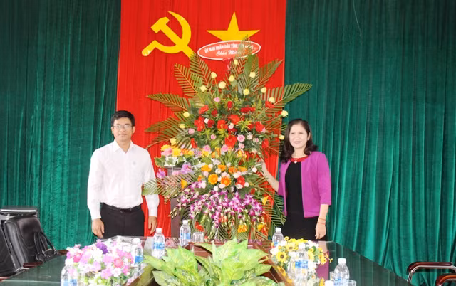 Phó Chủ tịch UBND tỉnh Tôn Thị Ngọc Hạnh thăm, tặng hoa chúc mừng Trường Chính trị tỉnh Đắk Nông