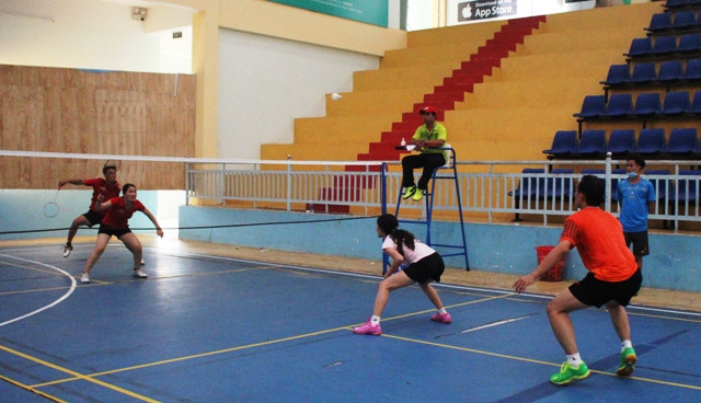 Thi đấu cầu lông nam-nữ Thi đấu cầu lông nam-nữ