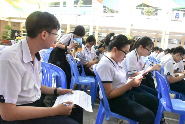 Các HS tham gia trả lời trắc nghiệm kiến thức về an toàn giao thông