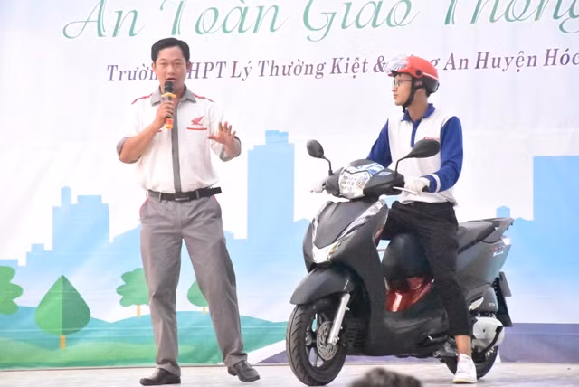 Ông Ngô Hoàng Hải Đăng (hệ thống HEAD Tân Long Vân) hướng dẫn phần xử lý tình huống, lái xe an toàn