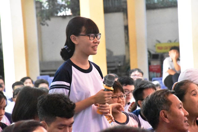 Một HS Trường THPT Lý Thường Kiệt tham gia tương tác với báo cáo viên