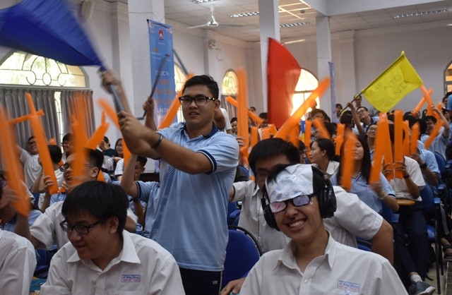 Các cổ động viên luôn cổ vũ nhiệt tình suốt vòng chung kết