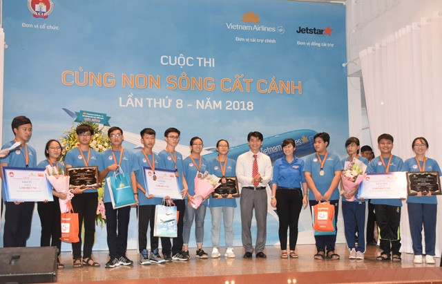 Ban tổ chức trao giải Nhì, Ba, Tư ở bảng đấu giao lưu các tỉnh khu vực Đông Nam Bộ và lân cận cho các đội tuyển