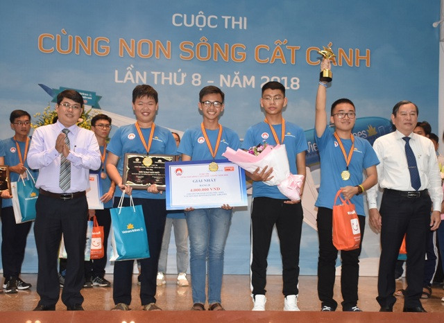 Đội tuyển Trường THPT Nguyễn Chí Thanh (TPHCM) nhận giải Nhất bảng đấu giao lưu các tỉnh khu vực Đông Nam Bộ và lân cận