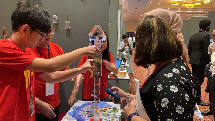 Các nhà sáng chế trẻ tham quan gian trưng bày sản phẩm Các nhà sáng chế trẻ tham quan gian trưng bày sản phẩm
