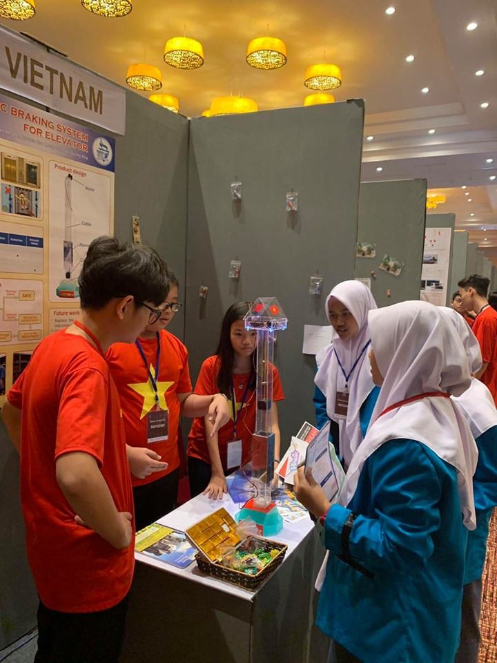 Nhóm học sinh thuyết trình về sản phẩm Nhóm học sinh thuyết trình về sản phẩm