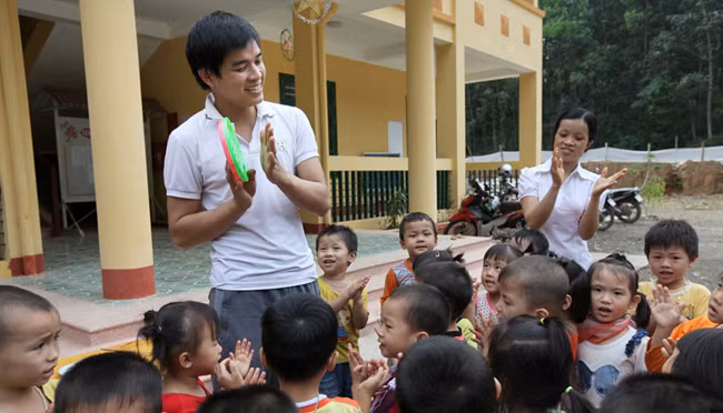 Thầy giáo mầm non múa dẻo, hát hay