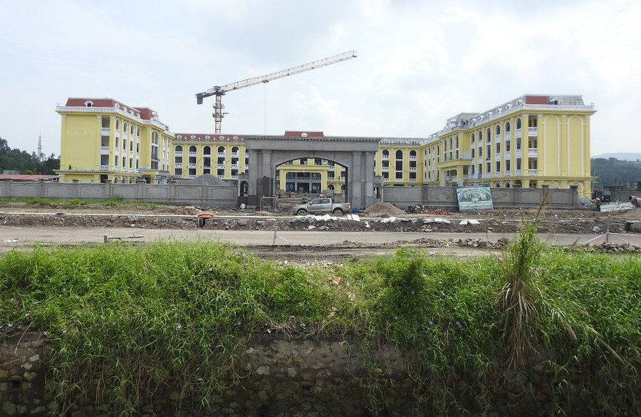 Những ngày này, các đơn vị thi công tập trung hàng trăm nhân lực, máy móc để đẩy nhanh tiến độ đưa Trường THPT Ngô Quyền đi vào sử dụng trong năm học mới 2024-2025. Đây cũng là ngôi trường thứ hai của TP Hạ Long được xây dựng theo Đề án đầu tư 22 trường THPT chất lượng cao của Quảng Ninh, giai đoạn 2022-2025.