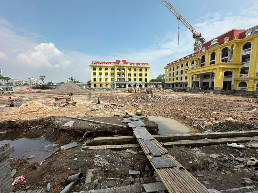 Các đơn vị đang tập trung hoàn thiện, triển khai thi công nền sân và đường nội bộ. Dự kiến sẽ hoàn thành xong trước 30/6.