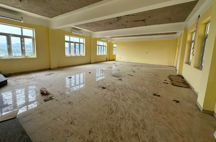 Các phòng học đã được lát gạch.