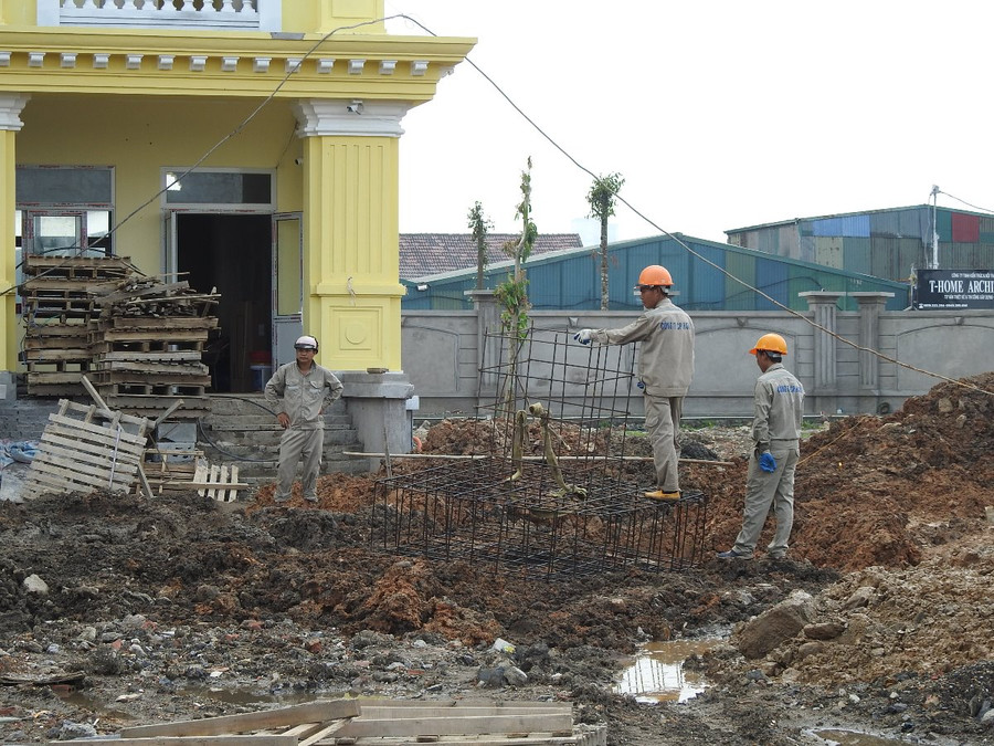 Trường THPT Ngô Quyền được xây mới trên diện tích 3,45ha tại phường Hà Khánh cách trường cũ khoảng 3km. Các hạng mục gồm: Xây dựng mới 2 khối nhà học cao 4 tầng (nhà học lý thuyết, nhà học bộ môn); một khối nhà hiệu bộ cao 4 tầng; nhà đa năng cao 1 tầng và các hạng mục phụ trợ như nhà để xe, sân, cổng, tường rào, nhà trực, đường giao thông nội bộ, sân tập thể chất, cây xanh… Tổng mức đầu tư 147,7 tỷ đồng từ ngân sách tỉnh hỗ trợ có mục tiêu cho ngân sách TP Hạ Long. Chủ đầu tư là Ban Quản lý Dự án Đầu tư xây dựng TP Hạ Long. Ngày 26/9/2023, dự án được khởi công và đặt tiến độ hoàn thành sau 275 ngày xây dựng.