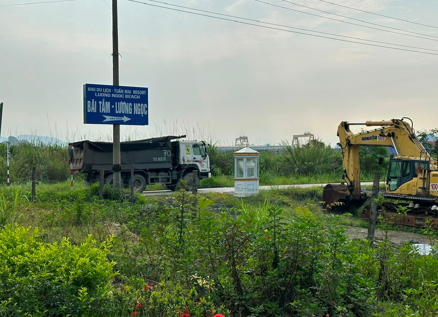 Chiếc xe chạy vào cảng gần bãi tắm Lương Ngọc. Chiếc xe chạy vào cảng gần bãi tắm Lương Ngọc.