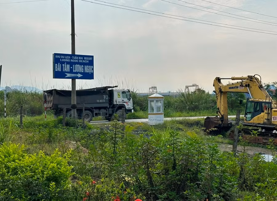 Chiếc xe chạy vào cảng gần bãi tắm Lương Ngọc.