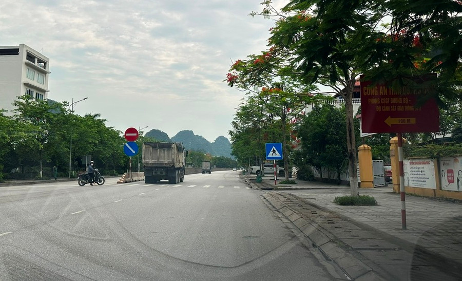 Đoàn xe chạy trên quốc lộ 18A đi qua trước cửa Đội CSGT số 2, Công an tỉnh Quảng Ninh. Đoàn xe chạy trên quốc lộ 18A đi qua trước cửa Đội CSGT số 2, Công an tỉnh Quảng Ninh.