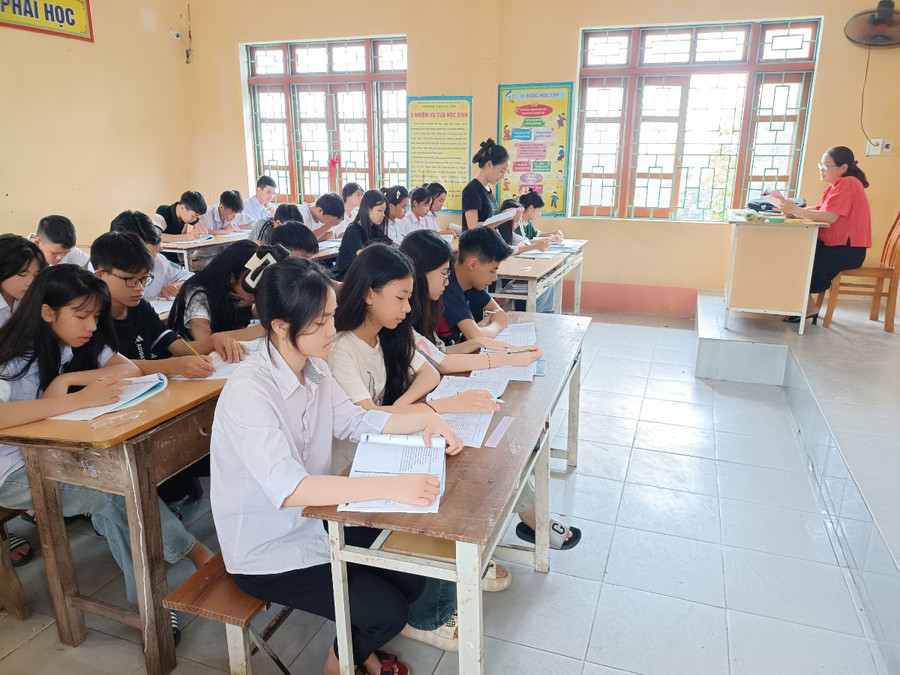 Học sinh lớp 9 ở Thái Bình ôn tập cho kỳ thi vào lớp 10. Học sinh lớp 9 ở Thái Bình ôn tập cho kỳ thi vào lớp 10.