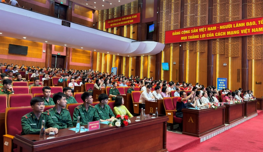 Quang cảnh lễ phát động.