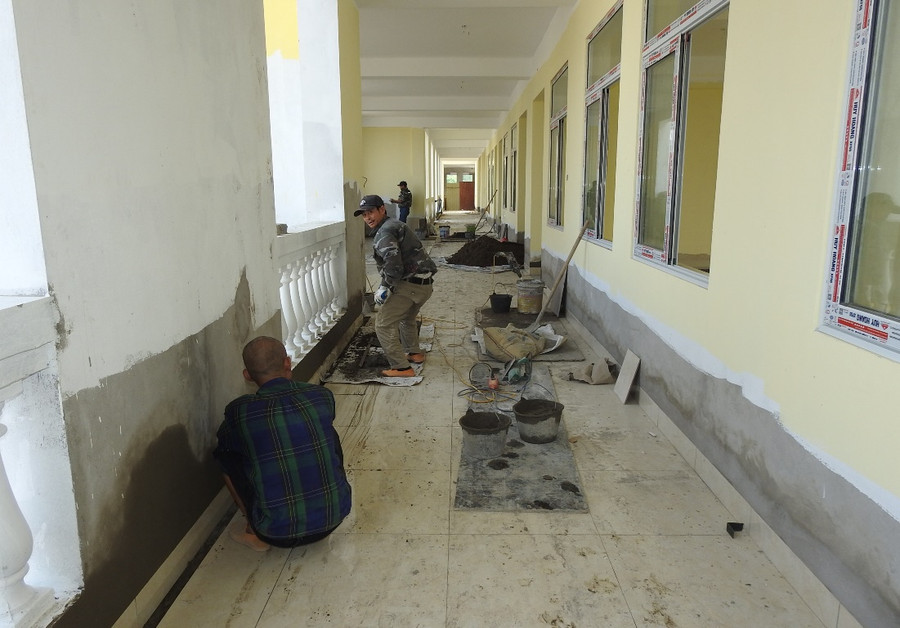 Hiện nay, đơn vị thi công đã huy động hàng trăm nhân lực và tối đa máy móc để thi công 3 ca nhằm đảm bảo tiến độ và chất lượng. Đến nay, khối nhà hiệu bộ, nhà học số 1 và nhà học số 2 đã triển khai xong các phần kết cấu nhà.