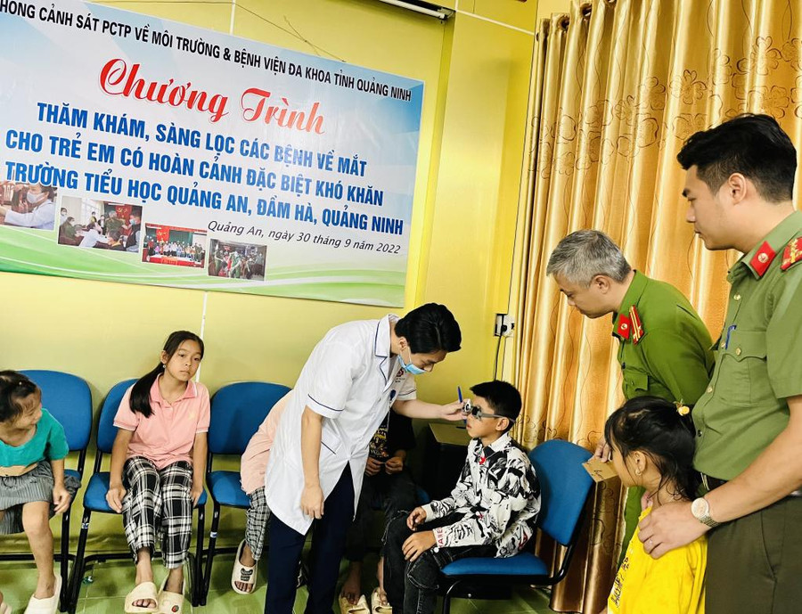 Gần 500 học sinh Trường Tiểu học Quảng An, huyện Đầm Hà được khám mắt miễn phí.