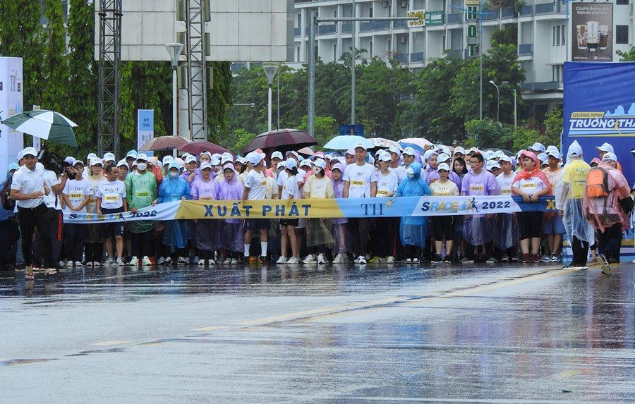 Các vận động viên tại điểm xuất phát. Sáng nay trời có mưa, nhiều vận động viên mặc áo mưa để chạy. Các vận động viên tại điểm xuất phát. Sáng nay trời có mưa, nhiều vận động viên mặc áo mưa để chạy.