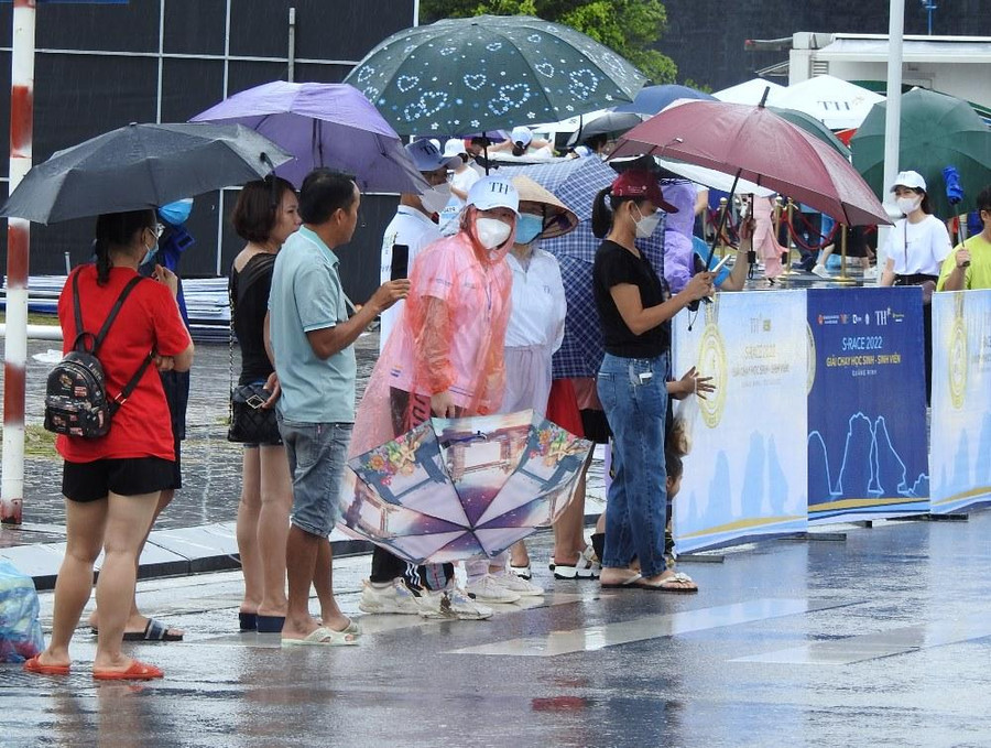 Nhiều phụ huynh đứng hai bên đường chạy để cổ vũ cho các vận động viên nhí. Nhiều phụ huynh đứng hai bên đường chạy để cổ vũ cho các vận động viên nhí.