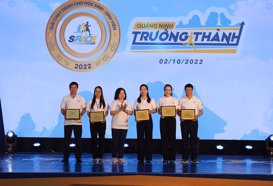 Thứ trưởng Bộ Giáo dục và Đào tạo Ngô Thị Minh vinh danh các đơn vị hỗ trợ công tác tổ chức giải chạy S-Race tại Quảng Ninh.