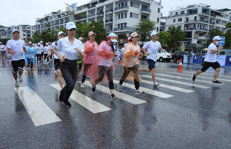 300 thầy cô giáo cũng tham gia nội dung mở rộng S-Race Teacher với cự ly chạy 1 km nhằm cổ vũ cho giải. 300 thầy cô giáo cũng tham gia nội dung mở rộng S-Race Teacher với cự ly chạy 1 km nhằm cổ vũ cho giải.