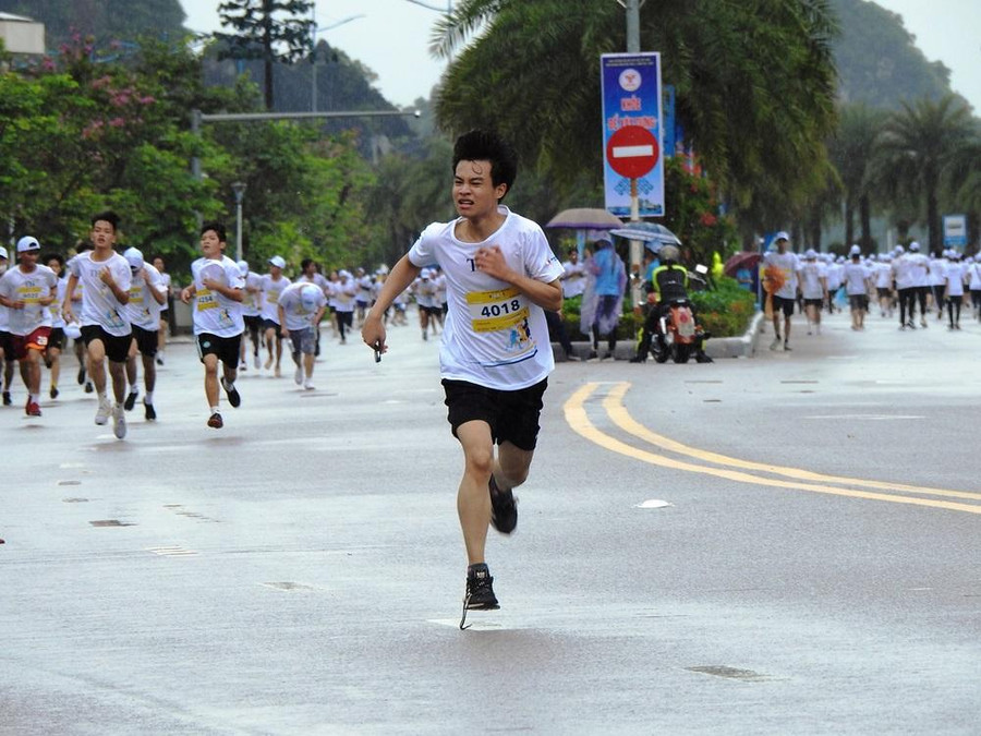 Một nam sinh đang bứt tốc về đích. Một nam sinh đang bứt tốc về đích.