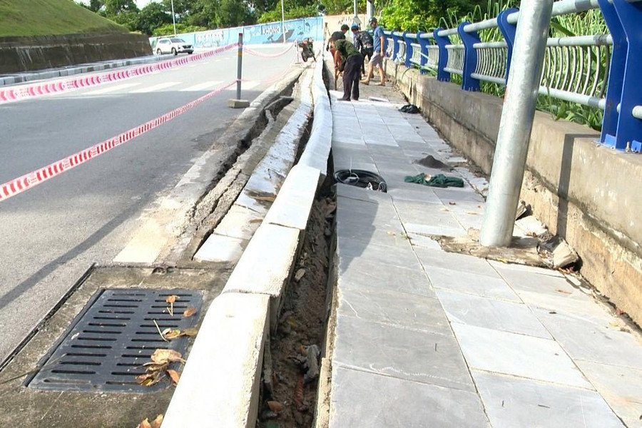 Lực lượng chức năng tiến căng dây, cắm biển báo và khắc phục sự cố. Lực lượng chức năng tiến căng dây, cắm biển báo và khắc phục sự cố.