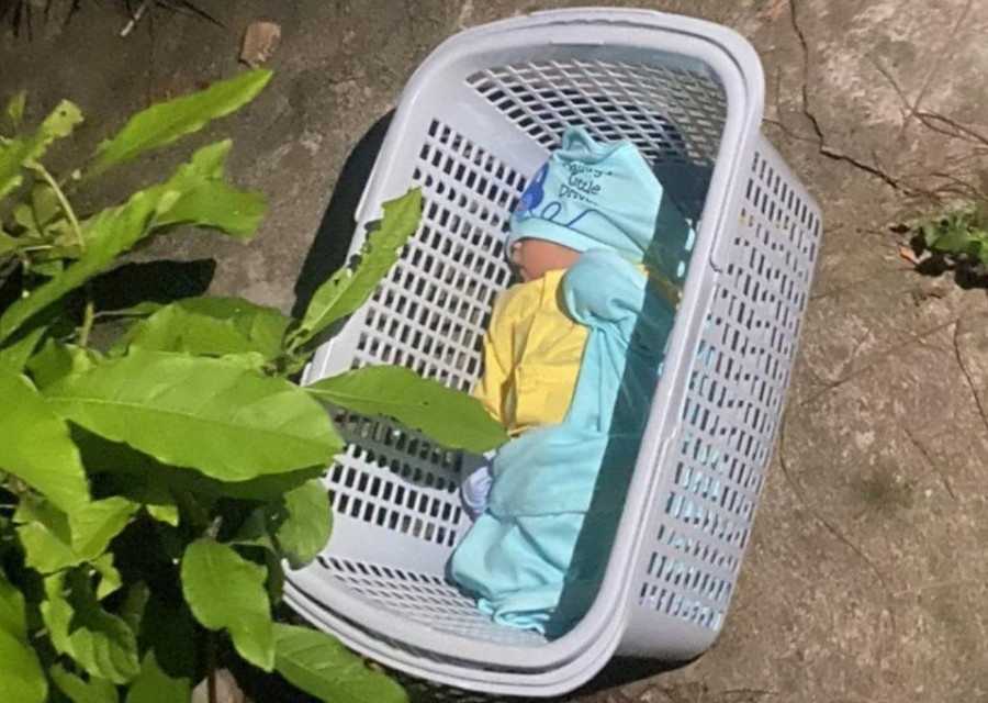 Bé trai khoảng 3 ngày tuổi bị bỏ rơi.