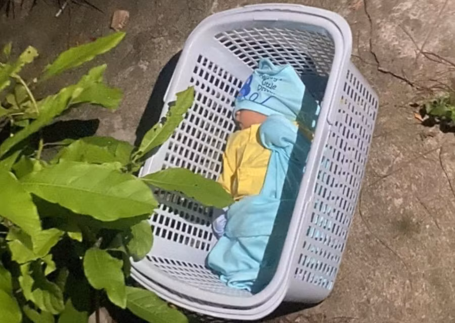 Bé trai khoảng 3 ngày tuổi bị bỏ rơi.